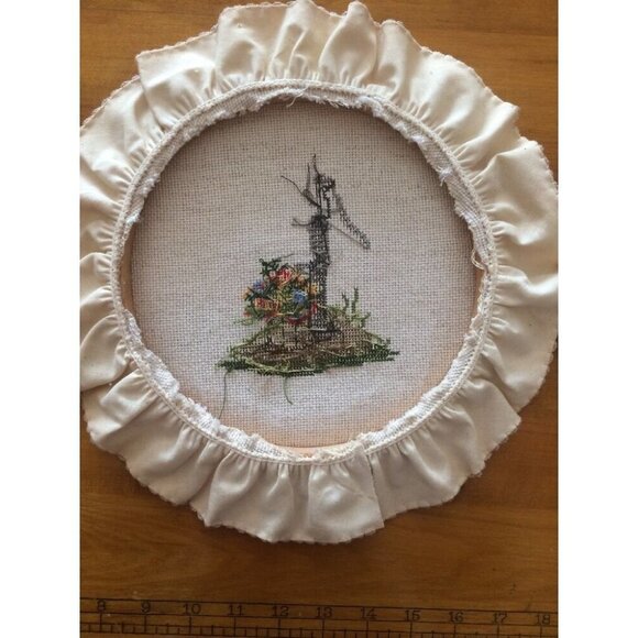 Vintage Completed Needlepoint Lot Of 2 Floral Water pump On Wooden Hoop Frames - Picture 8 of 11